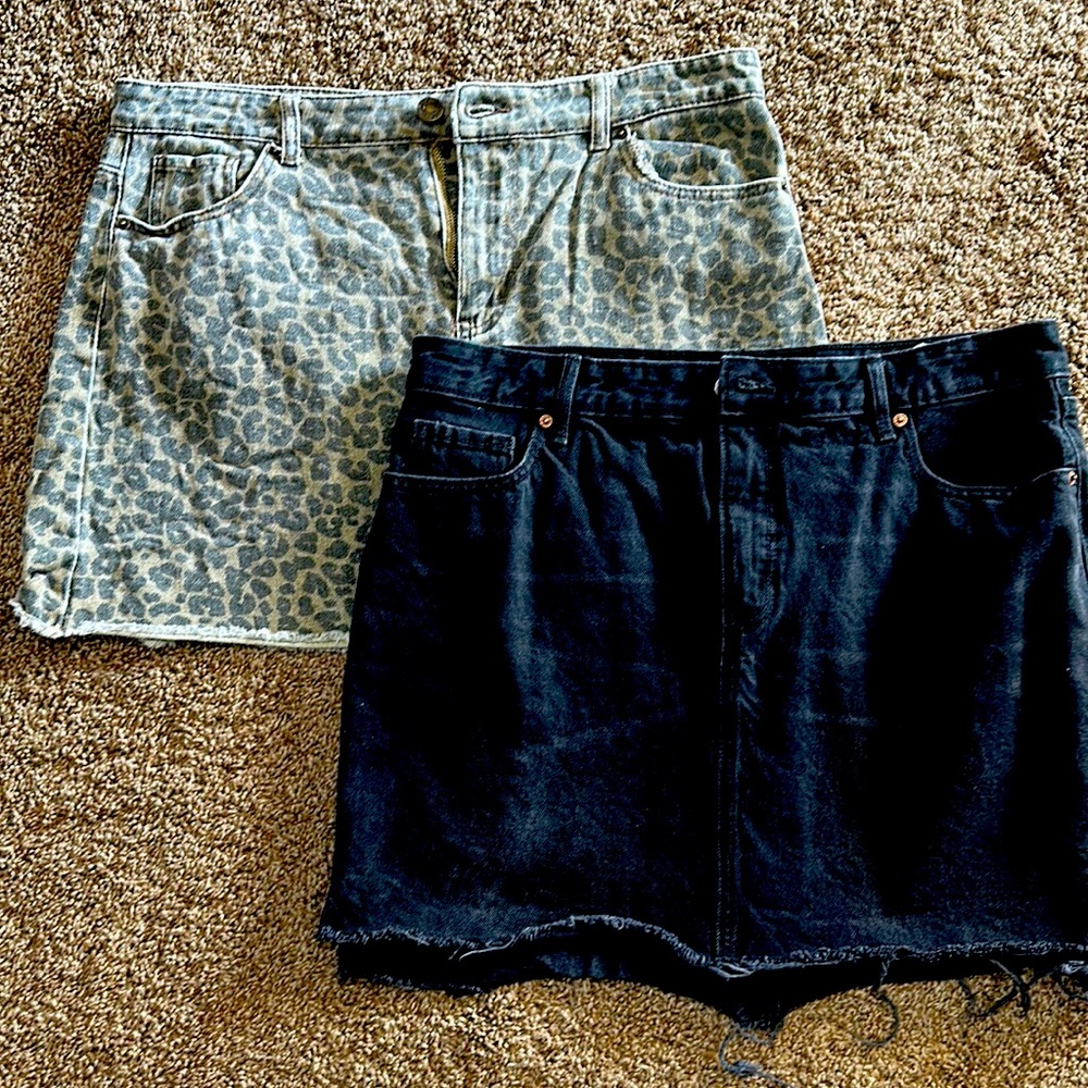 Mud pie Mini size L fits 12-14 women and black is Old Navy size 14
